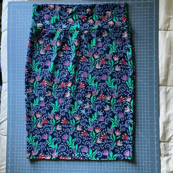 LuLaRoe Cassie Womens Multicolor Floral Straight Pencil Skirt Size Large - Picture 2 of 4